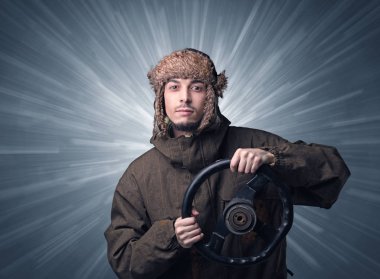 Elinde direksiyon tutan adam