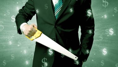 Businassman ayakta elinde aracıyla.