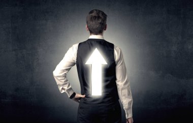 Genç işadamı ile ok sırtında duran