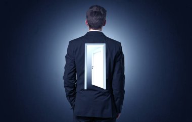 Sırtını kapıya ile ayakta işadamı