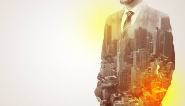 Sırtında siyah anahtar deliği ile ayakta adam