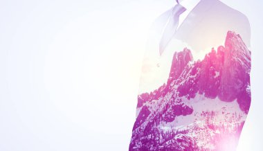 Dağ grafik ile ayakta işadamı