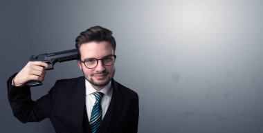 Genç işadamı kafasına silahla ateş