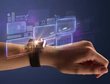 Kadın el smartwatch ve koyu arka plan