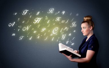 Genç Bayan kitap harfleri ile