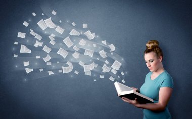 Genç Bayan holding kitap 