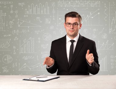 Masada oturan bir iş adamı.