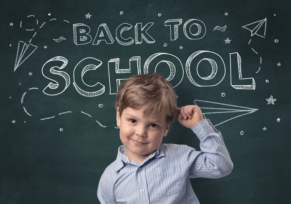 Lindo chico con concepto de regreso a la escuela — Foto de Stock