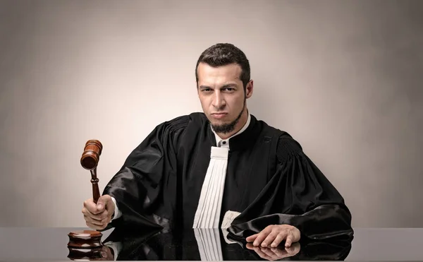 Oldscool молоді суддя в сукні — стокове фото