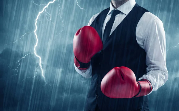 Empresário boxe na chuva — Fotografia de Stock