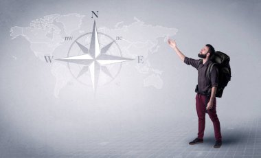 Sırt çantalı genç adam.