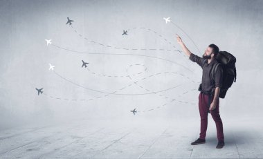 Sırt çantalı genç adam.