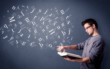 Genç adam kitap harfleri ile