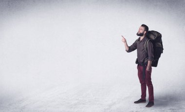 Sırt çantalı genç adam.