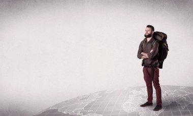 Sırt çantalı genç adam.