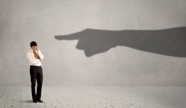 İş kişi ona kavram gösteren büyük gölge ele arıyorsunuz