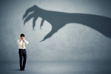 İş kişi büyük canavar pençe gölge kavramı korkuyor