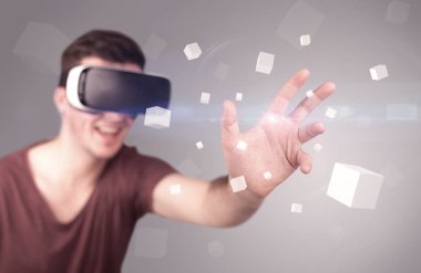 Adam sanal gerçeklik gözlüğü takıyor.