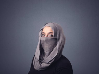 Müslüman kadının niqab giyiyor
