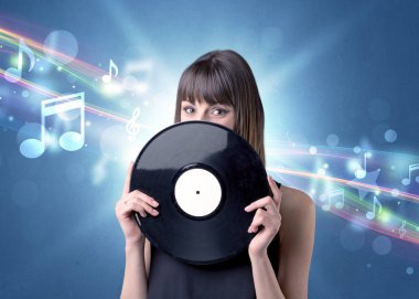 Vinil kaydı tutan kadın