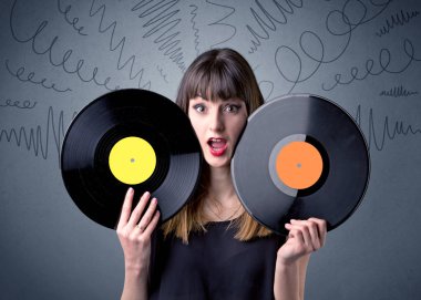 Vinil kaydı tutan kadın