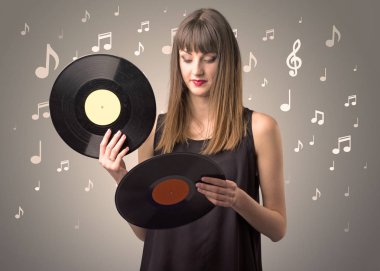 Vinil kaydı tutan kadın