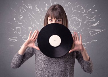 Vinil kaydı tutan kadın