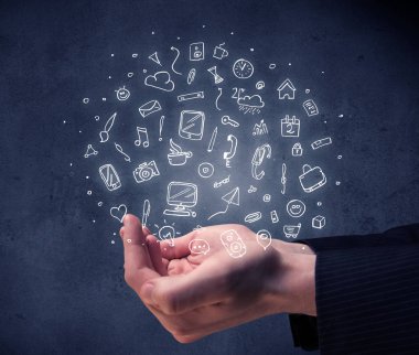 Karışık çizimler tutan el