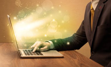 İşadamı laptopta hızlı çalışıyor.