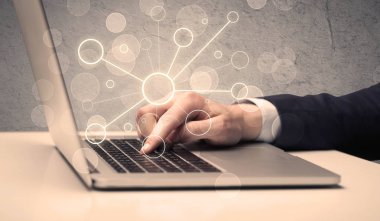 Dizüstü bilgisayarda yazan bilim işçisi