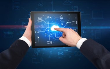 Tablet bulut office konseptiyle ilk kişi görünümü