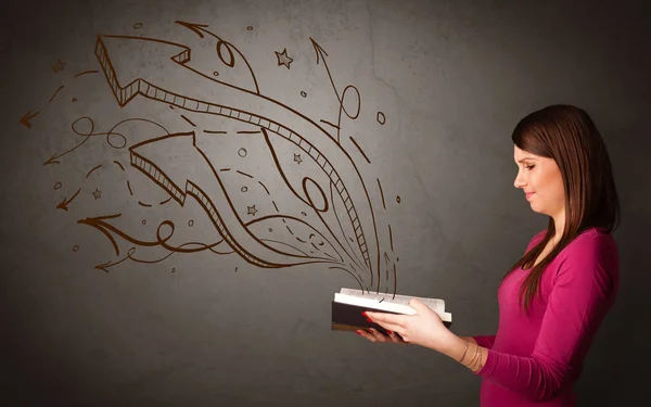 Jovem senhora segurando livro com flechas — Fotografia de Stock