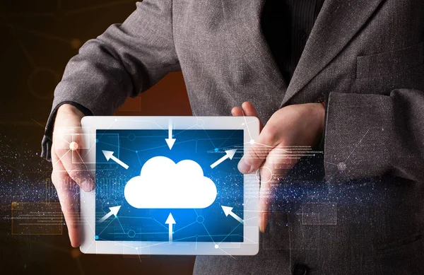 Empresário segurando tablet com ícone de nuvem — Fotografia de Stock