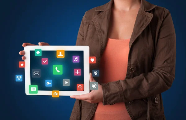 Mulher segurando tablet com gráficos multimídia — Fotografia de Stock