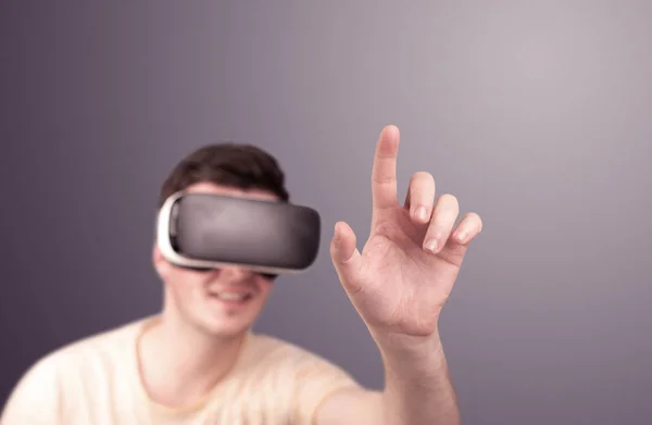 Man wearing virtual reality goggles — Stock Photo, Image