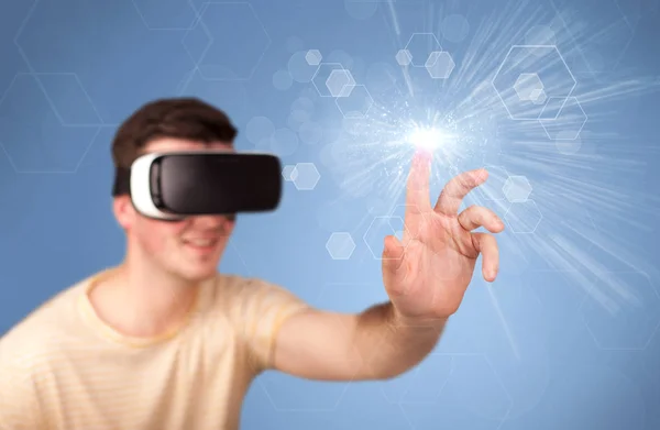 Man wearing virtual reality goggles — Stock Photo, Image