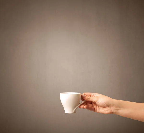 Main féminine tenant tasse de café — Photo