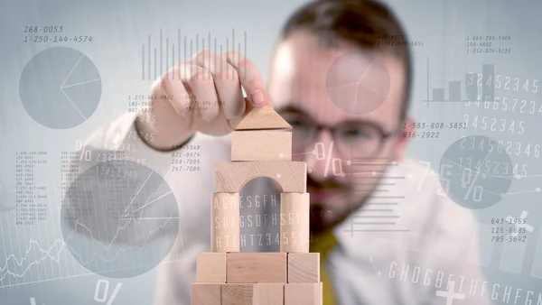 Geschäftsmann baut einen Turm — Stockfoto