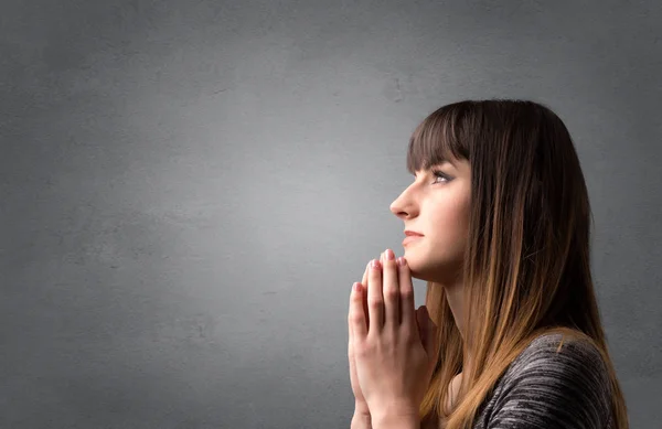 Pregando giovane ragazza — Foto Stock