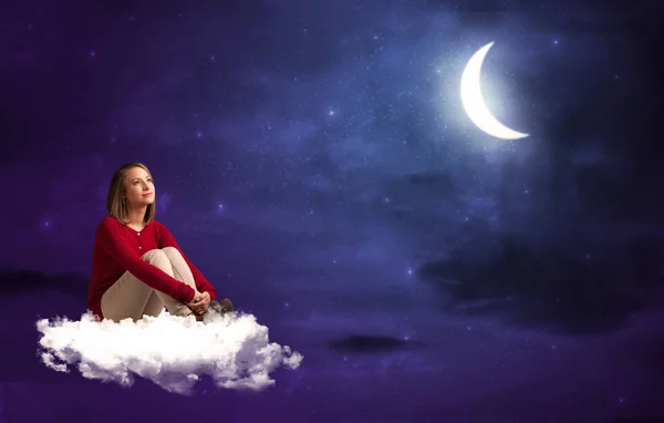 Mulher sentada na nuvem — Fotografia de Stock