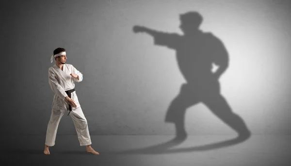 Karate ember szembesül a saját árnyéka — Stock Fotó