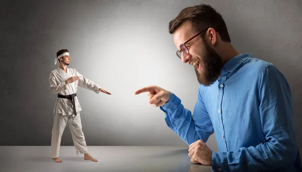 Jätte man skrek åt en liten karate man — Stockfoto