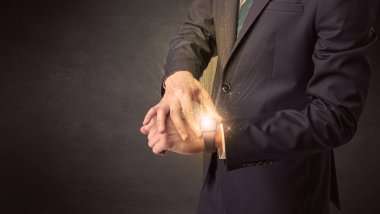 Smartwatch giyen işadamı.