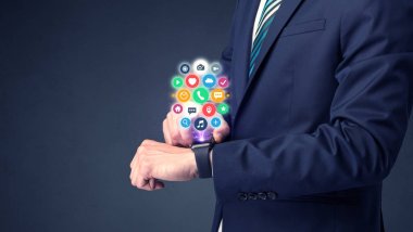 Smartwatch giyen işadamı.