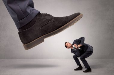 Küçük adam büyük bir güç tarafından ayaklar altına