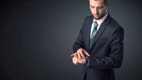 Man in pak dragen smartwatch. — Stockfoto
