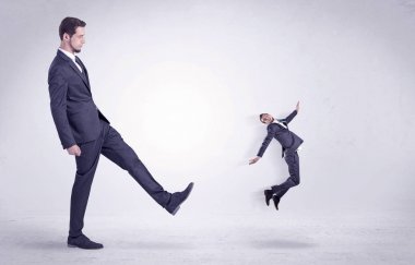 Büyük adam küçük kendisini kovuyor