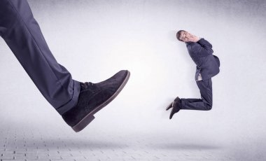 Genç bir işçi tarafından Koca ayak evden attı