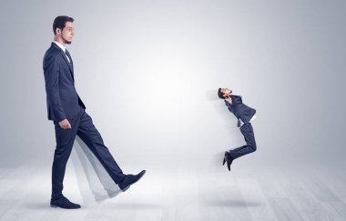 Dev işadamı küçük iş adamı tekme 