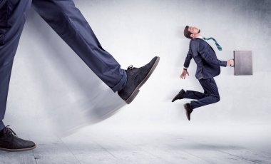 Uzun bacaklı tekme küçük adam